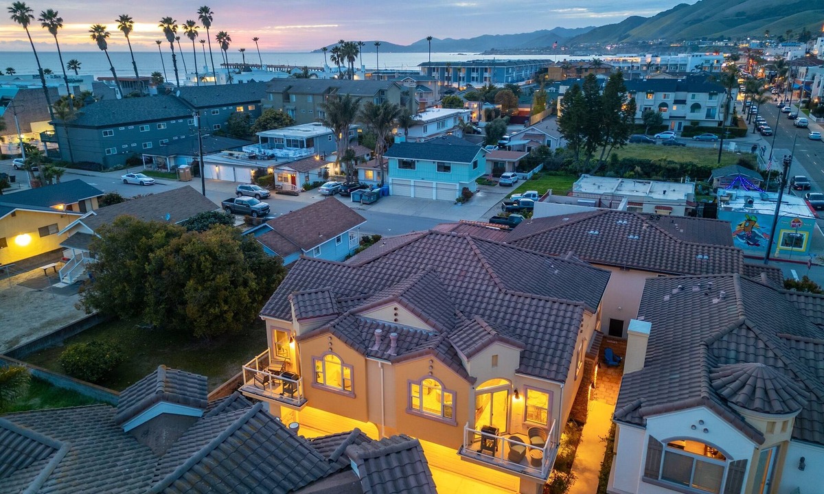 Downtown House | Gorgeous 3BR One block to beach!