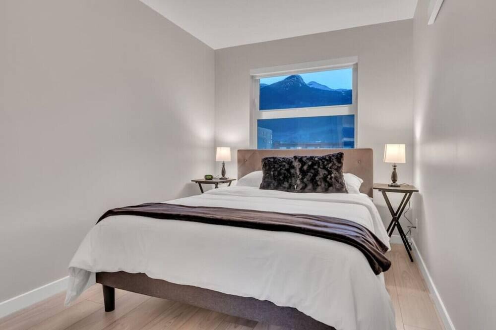 Downtown Squamish Apartment | Gorgeous Hotel in a Home With Mountain Views