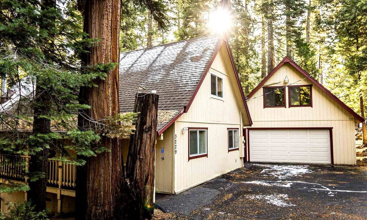 Dorrington Cottage | Group Cozy Cottage with Game Room in California