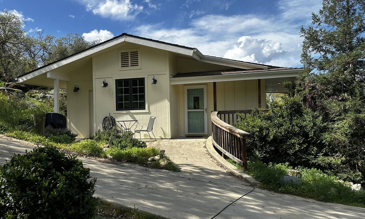 Three Rivers Cottage | "Guest Favorite" Cottage near Sequoia, Private EV charger, Fireplace, Ammenities