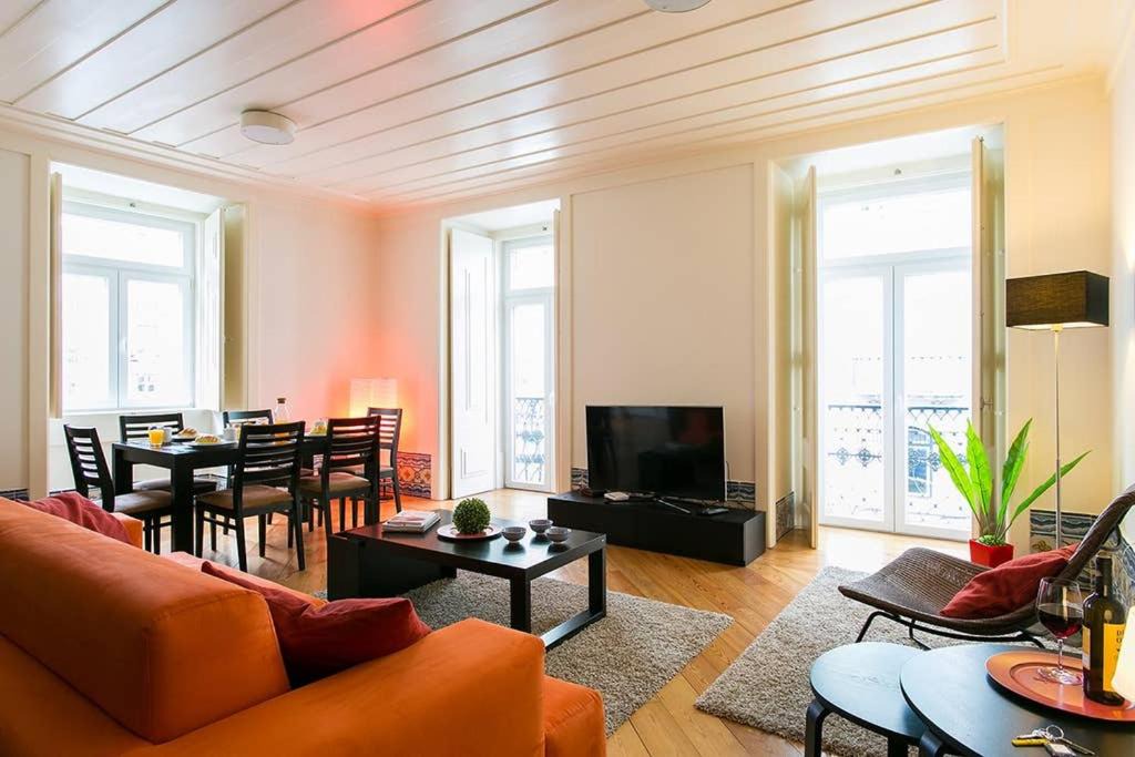 Martires Apartment | GuestReady - Sleek flat near Santa Justa Lift