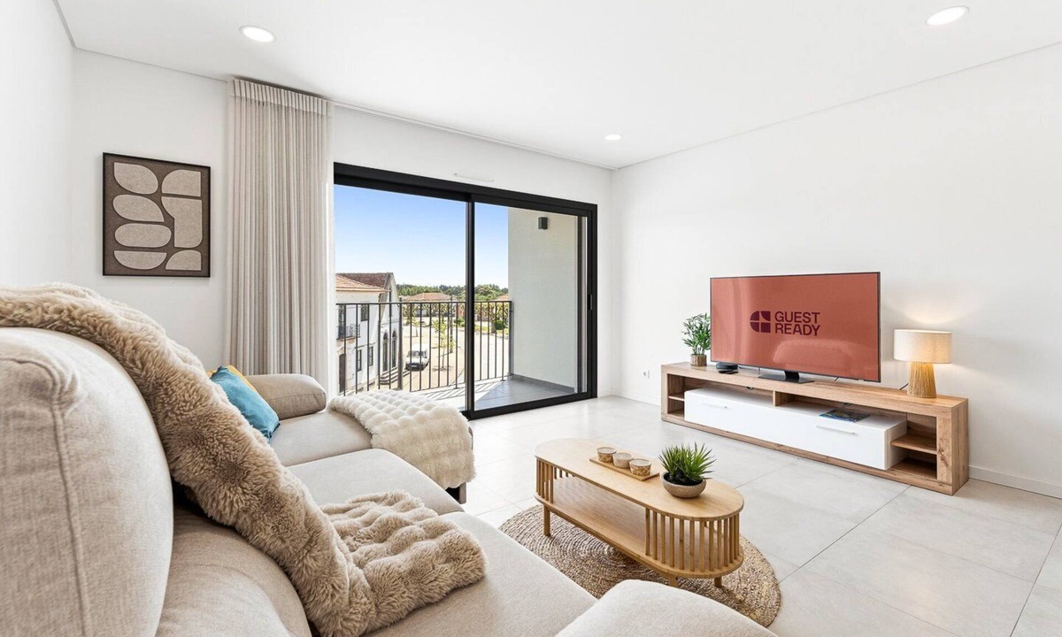 Mira Apartment | GuestReady-Sunny Modern Retreat in Mira