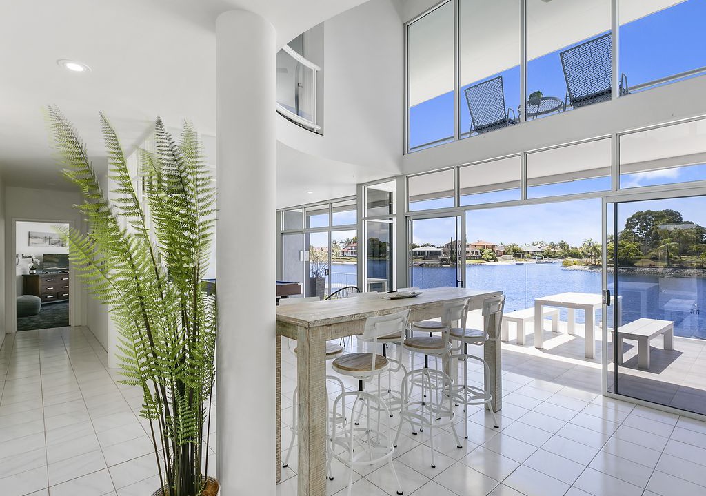 Mermaid Waters House | 💙 Havana Blue - Large 4 Bedroom Waterfront Home 💙