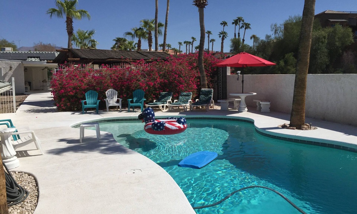 Lake Havasu City House | Havasu Resort home sleeps 10 + entertain 50 BBQ pool 🏀 theater ⛳️green 🔥place