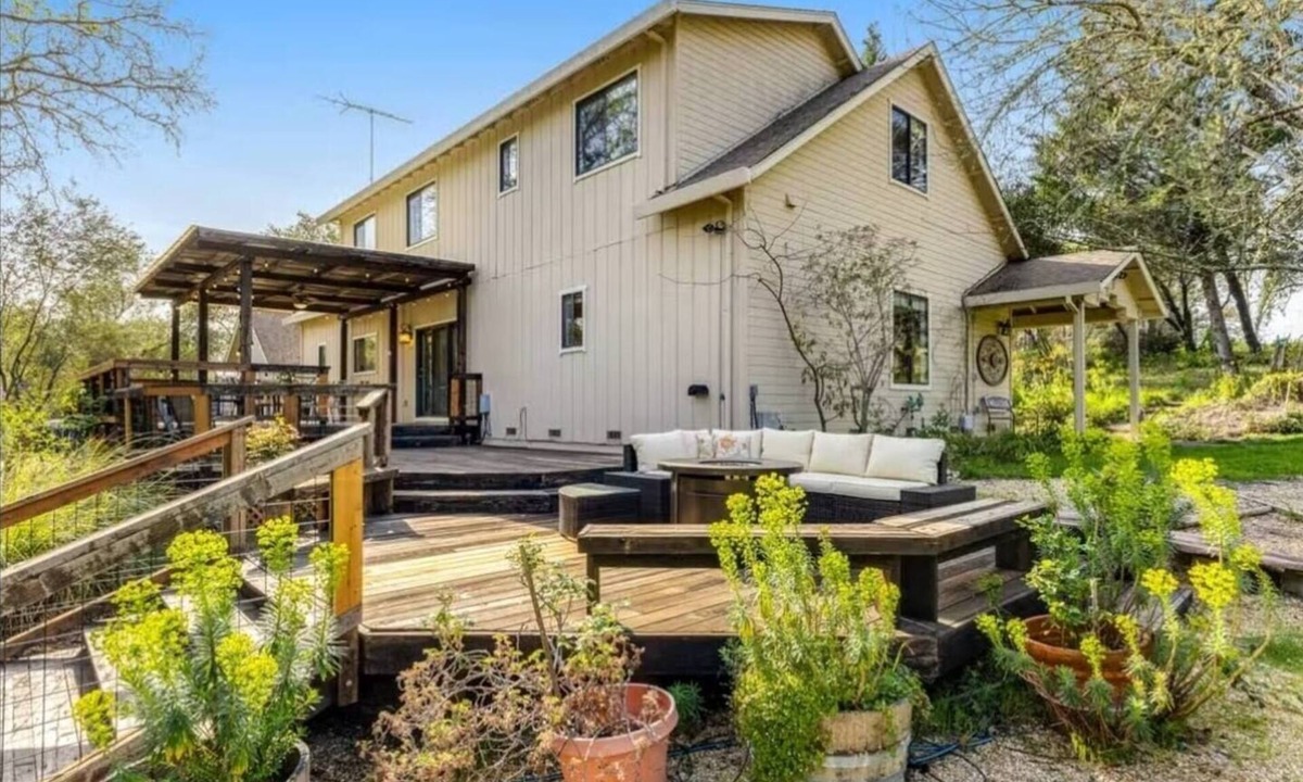 Healdsburg House | Healdsburg Escape Free Wine Tasting Close to Plaza