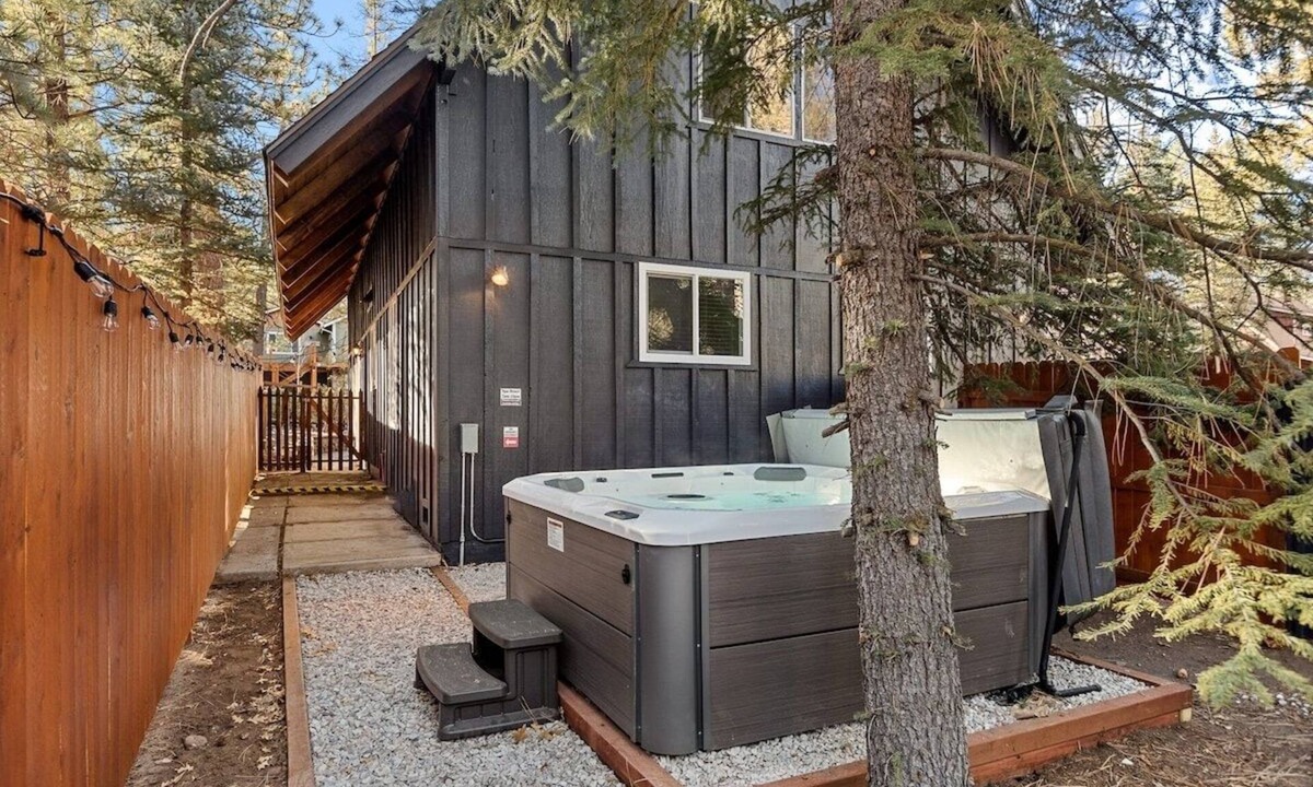 Evergreen Estates Cabin | Heart of Big Bear | HotTub | Pet Friendly | WIFI