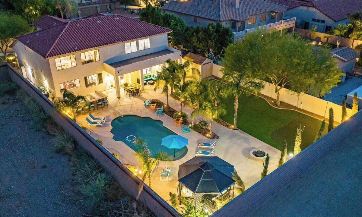 Pleasant Valley House | Heated Pool | Hot Tub | Pool Table | Putting Green | 5BR