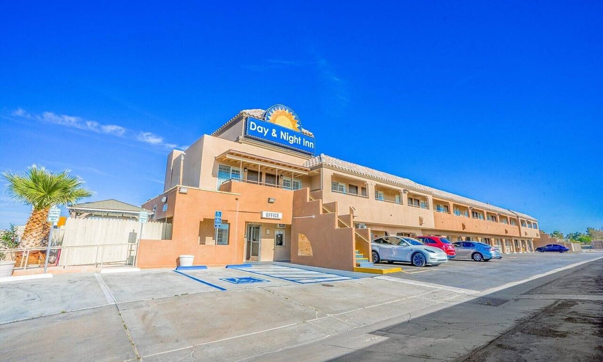 Hesperia Apartment | Hesperia CA| King bed|Smoking