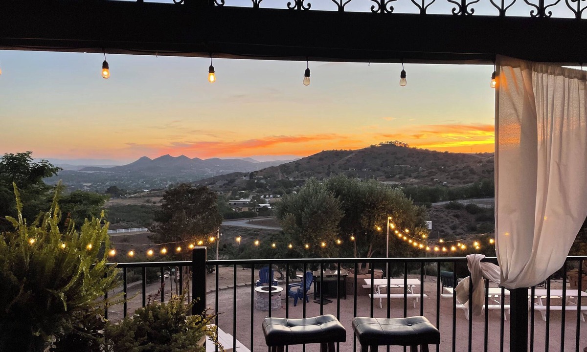 Agua Dulce Ski Chalet | High Desert Retreat -Chalet style home in Agua Dulce spectacular sunset Views!