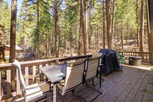 Arnold House | Hike, Ski & Sip: Arnold Cabin 4 Mi to State Park!