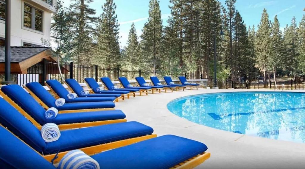 Mammoth Lakes House | Hillside #508 - Cozy Studio w King Bed Fireplace & Kitchenette