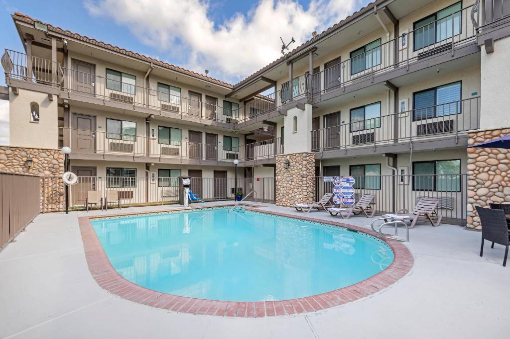 Tulare Hotel | Hillstone Inn Tulare, an Ascend Collection Hotel