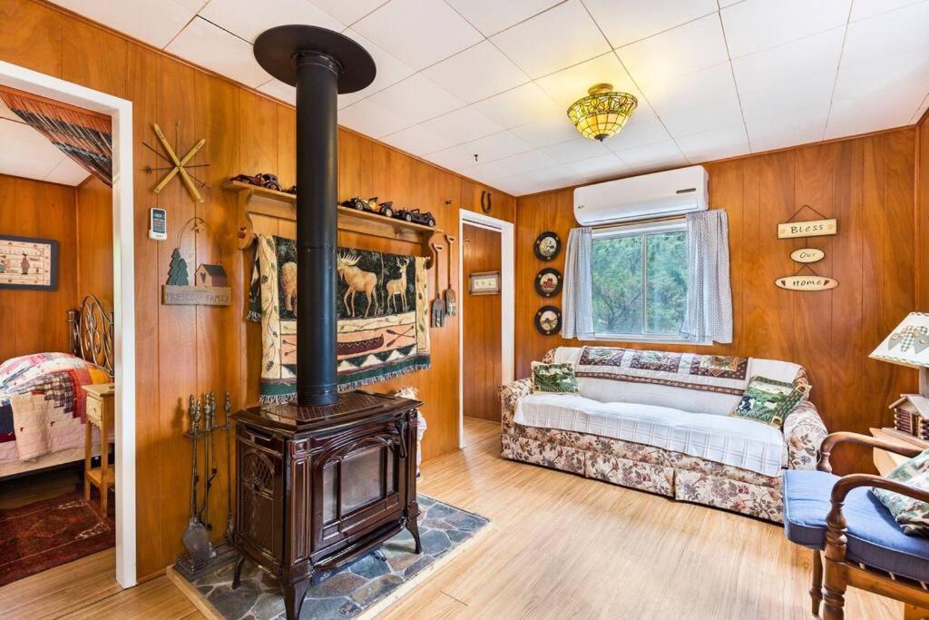 Julian House | Historical Cabin in Julian Pet's okay!