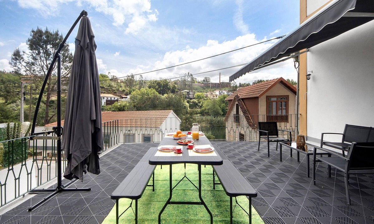 Sever do Vouga House | Holiday Home 'Da Ponte' with Mountain View, Private Terrace & Wi-Fi