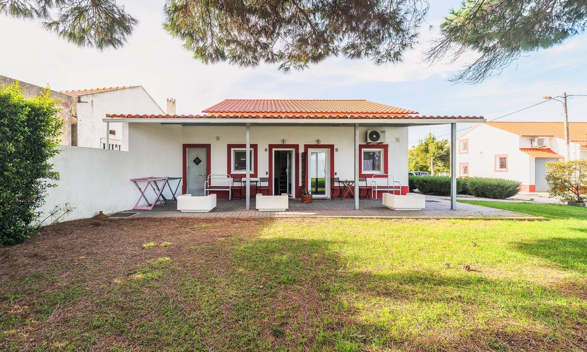 Palhais House | Holiday Home 'Das Pipas Palmela 6' with Shared Terrace, Wi-Fi & Air Conditioning