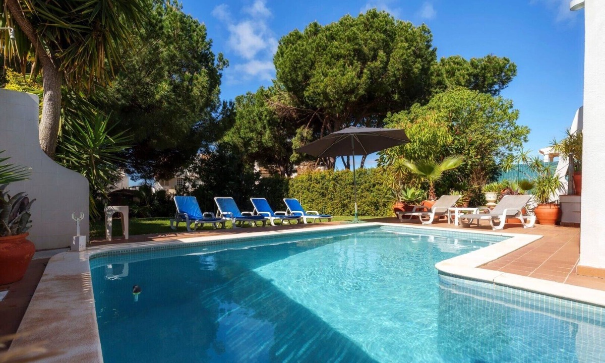Quarteira House | Holiday Home 'Guatemala' with Private Pool, Wi-Fi and Air Conditioning