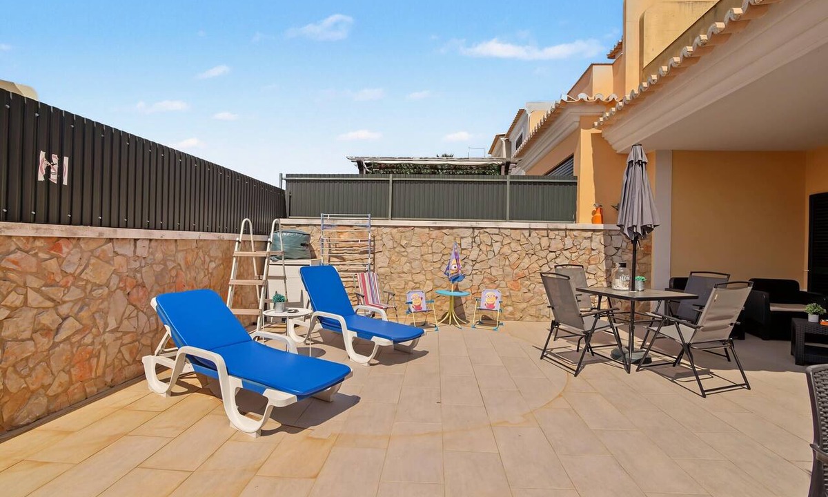 Silves House | Holiday Home 'Lili's Home' with Private Terrace and Wi-Fi