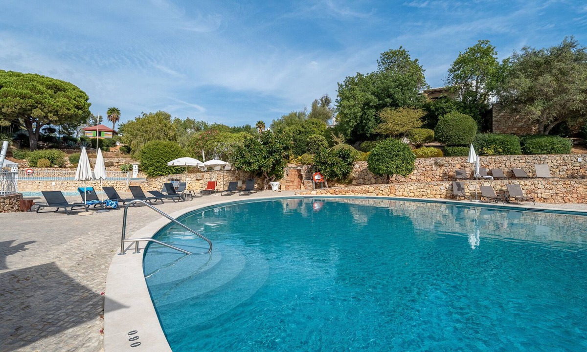 Mato Serrao House | Holiday Home 'Valentina' with Shared Pool, Wi-Fi and Air Conditioning