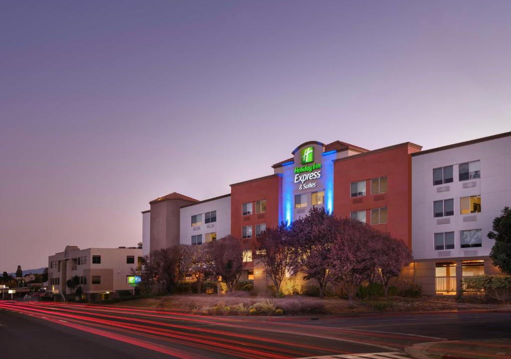 Belmont Hotel | Holiday Inn Express Hotel & Suites Belmont by IHG