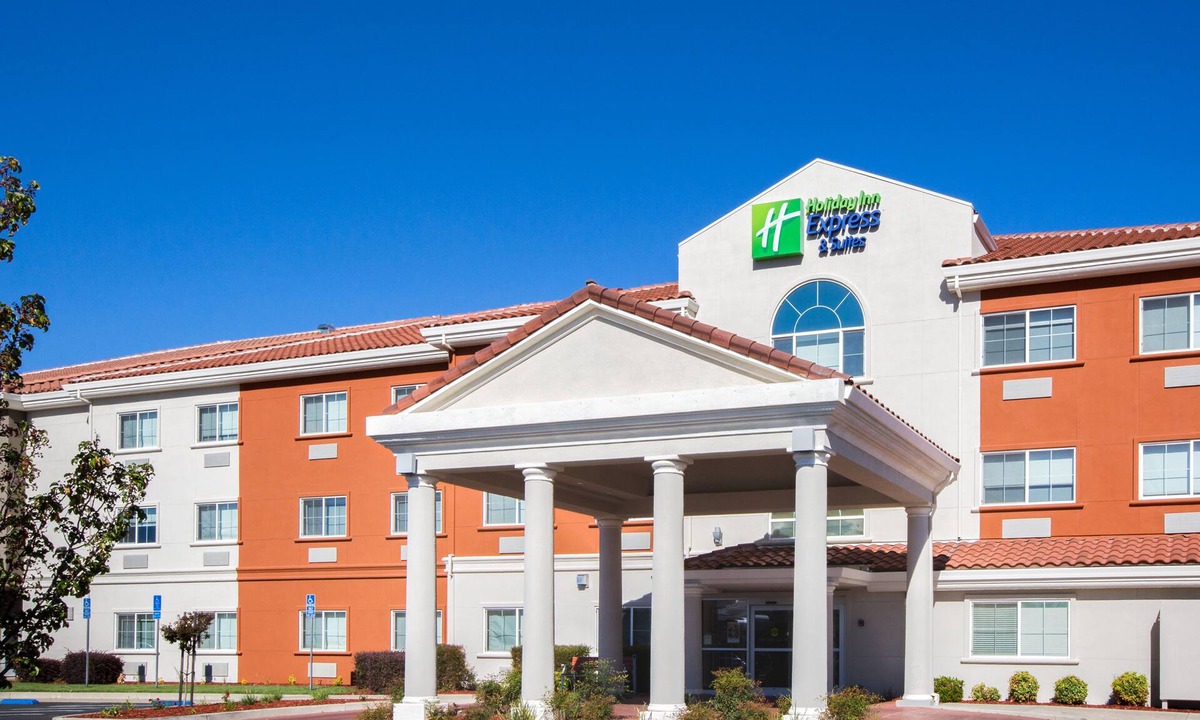Oroville Hotel | Holiday Inn Express & Suites Oroville Lake by IHG