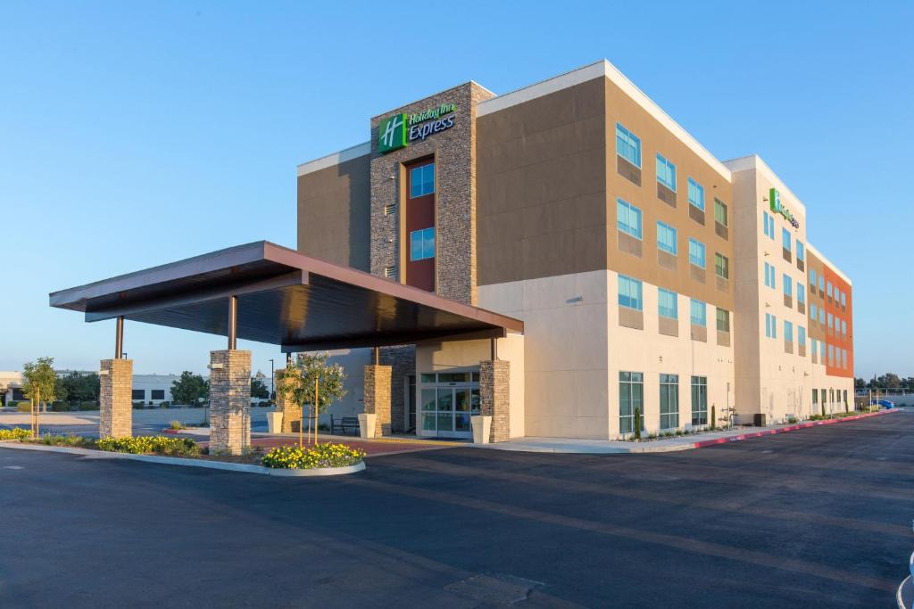 Visalia Hotel | Holiday Inn Express Visalia-Sequoia Gateway Area by IHG