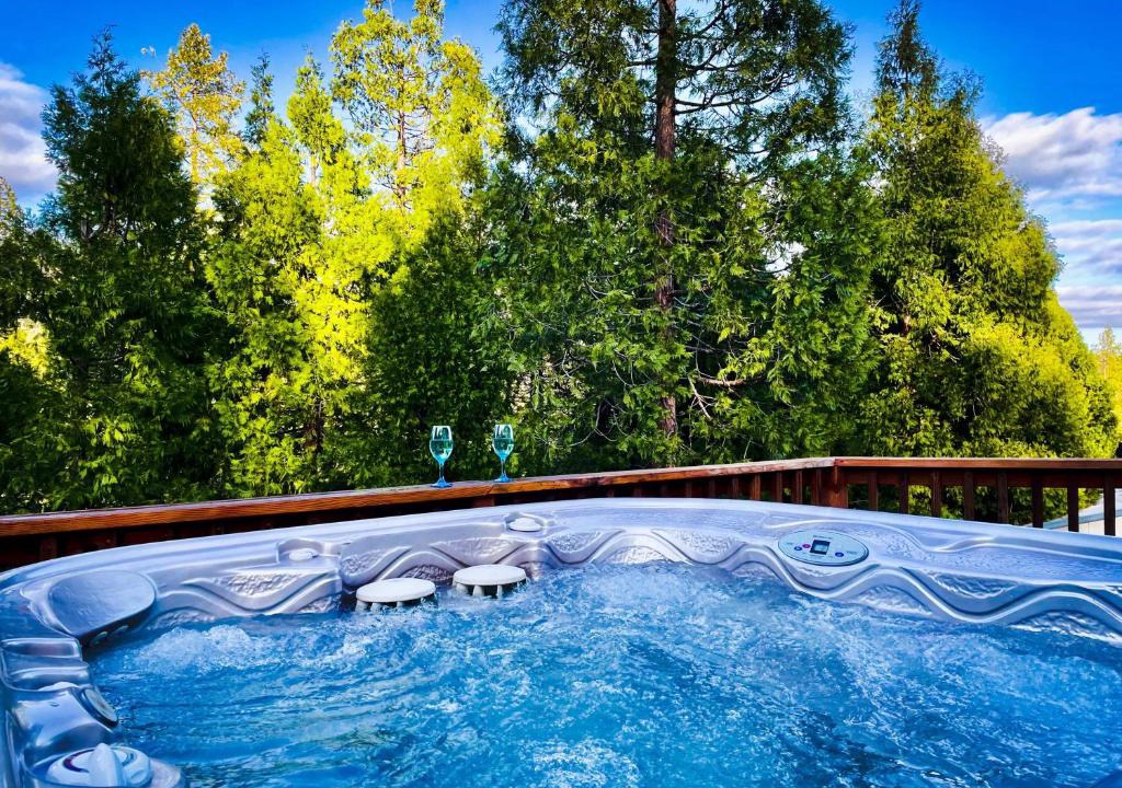 North Fork Apartment | Honeybee Hive HOT TUB BBQ 8 minutes to Bass Lake Sleeps up to 6