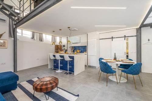 Portel House | Host Wise - Elegant Loft with Historic Charm & Terrace