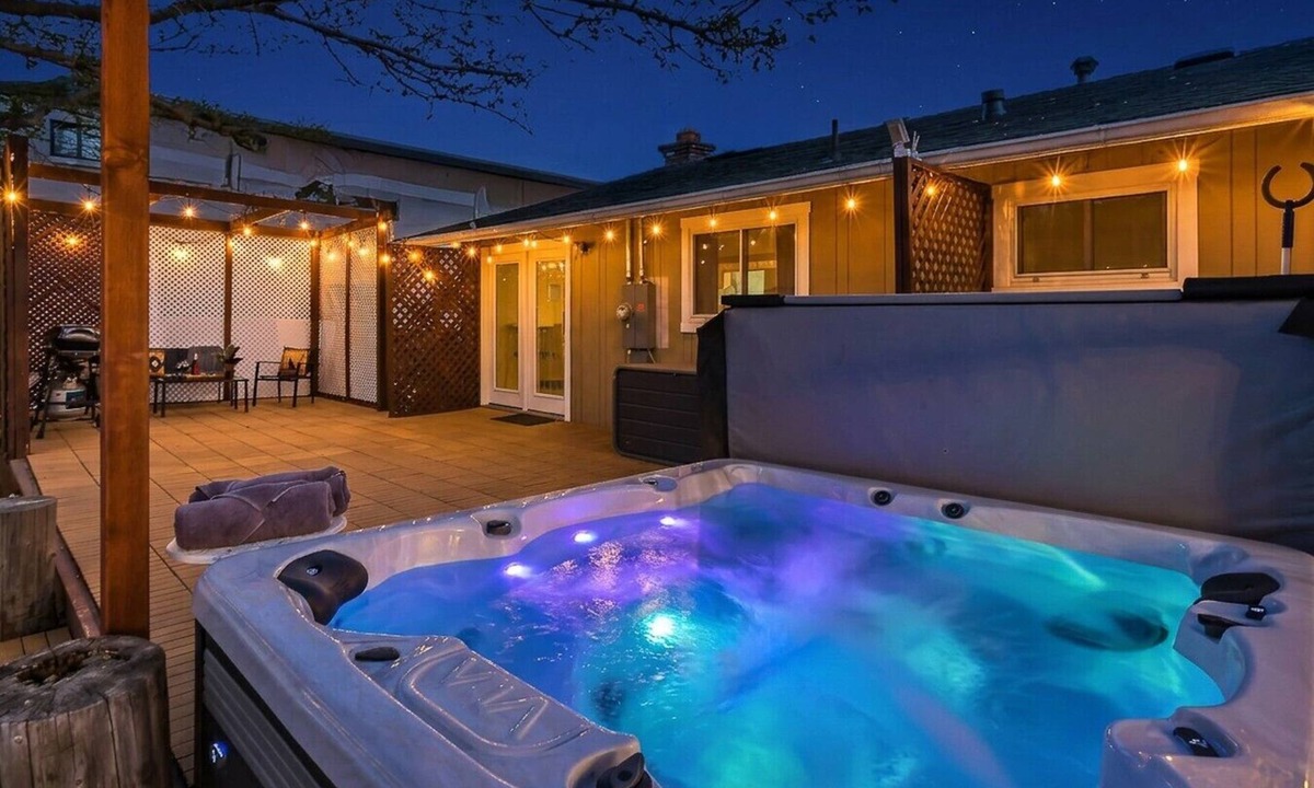 West University House | Hot Tub, Fire Pit, 4~King Beds, 3 baths, 2 Kitchens, 2 Living Rooms, 3 Immersive Experiences