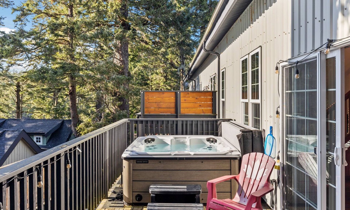Ucluelet Cabin | HOT TUB ~ Pacific Paradise Loft on the Beach ⎮Hummingbird