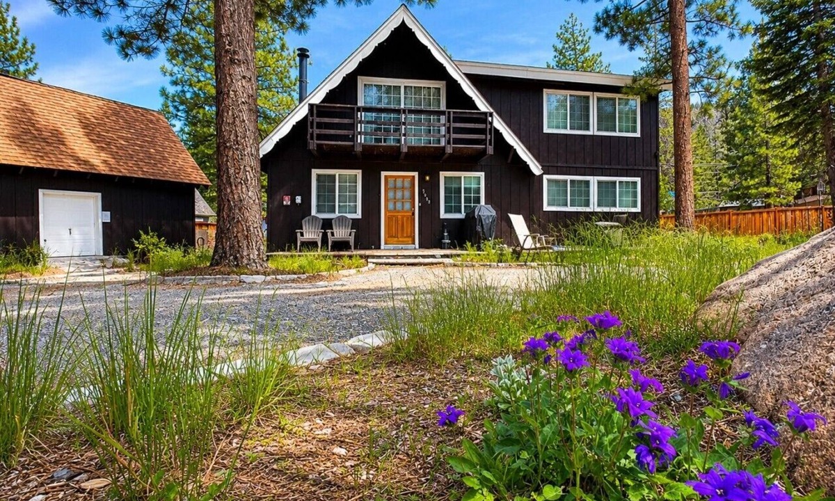 Christmas Valley House | Hot tub + Pool Table + Good Vibes