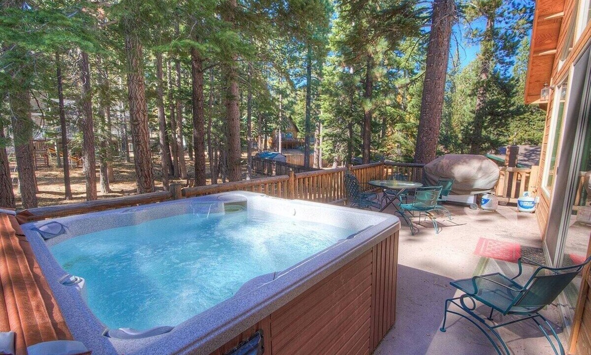 North Upper Truckee House | Hot Tub | Sauna | Pool Table | BBQ | Sleeps 16