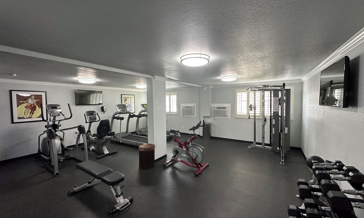 Lompoc Apartment | Hotel Suite in Lompoc with Kitchenette, Pool and Complimentary Breakfast