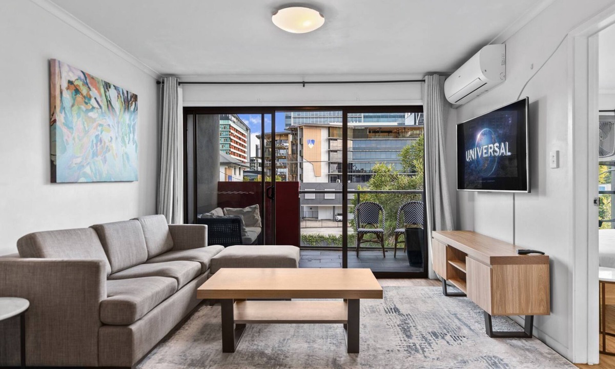 Bowen Hills Apartment | Housemark Escapes Presents Stylish 2-Bedroom Apartment in Bowen Hills