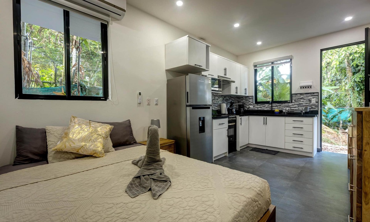 Punta Uva House | Hummingbird: studio steps from the beach