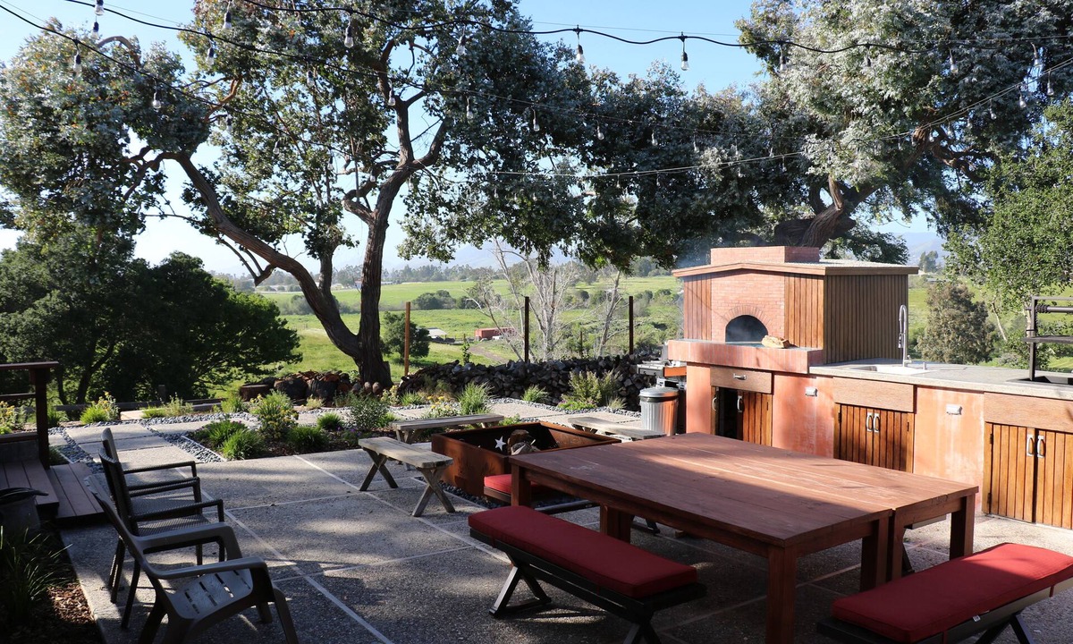 San Luis Obispo House | Incredible Edna Valley Views. Few Minutes from Town and Shopping. EV Charger.