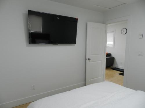 Renfrew-Collingwood House | Independent 1 BDRM laneway home near MAJOR INTERNATIONAL SPORTING EVENT FAN FESTIVAL SITE metro free parking
