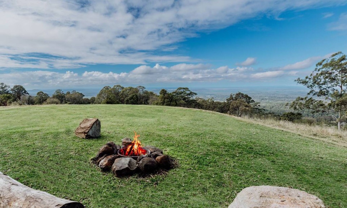 Mount Mellum House | Indooor & Outdoor Fireplace | Acreage | Ocean View | 10min to Australia Zoo