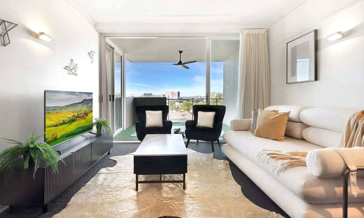 Spring Hill Apartment | Inner Brisbane Retreat - Views, Parking, Gym, Pool