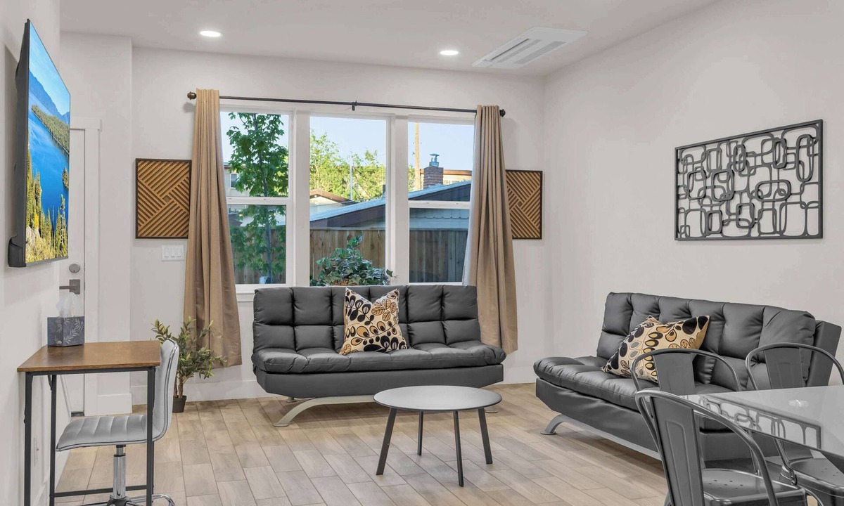 Reno/Tahoe Airport House | Innovative Townhouse|Sleeps 7|5Beds & 2Sofa Beds|F