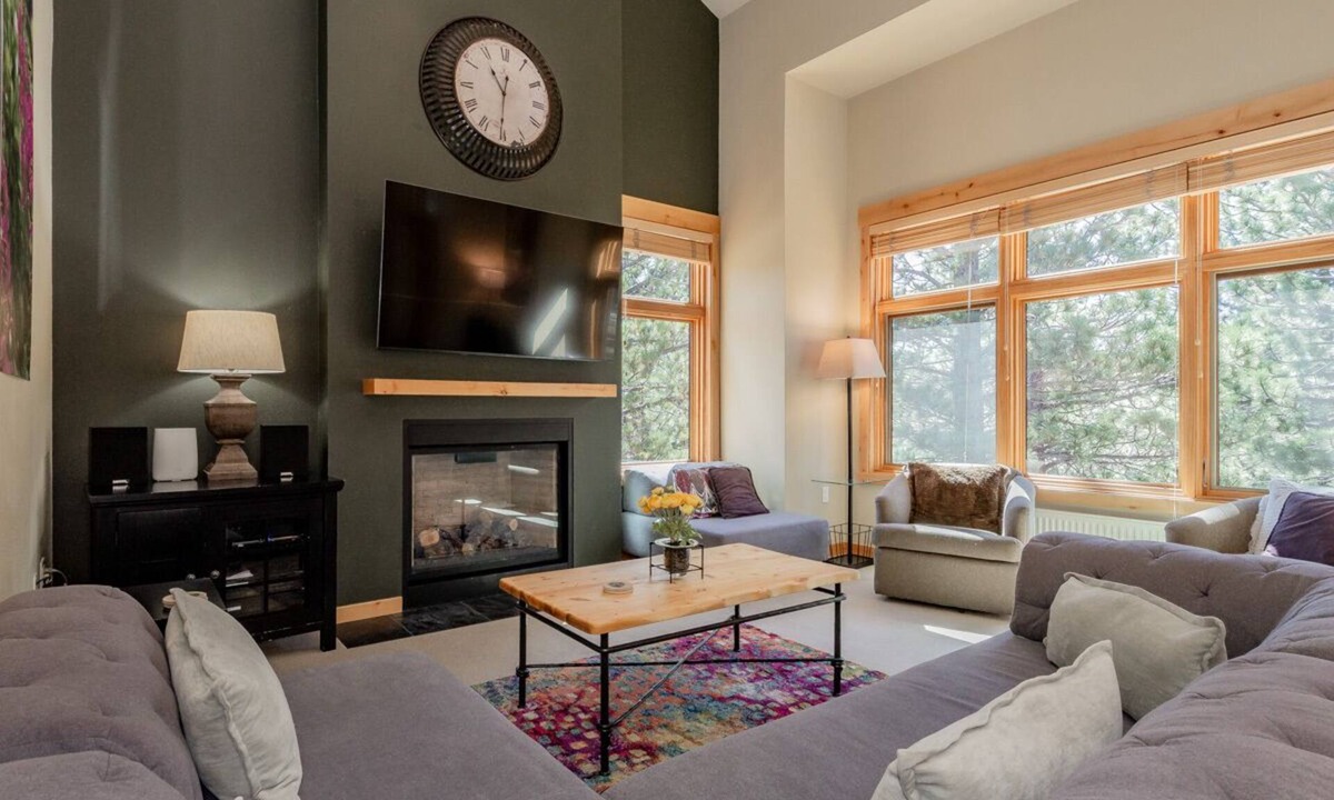 Mammoth Lakes House | Inviting, Ski Townhome with Mountain Views and Hot Tub Access!