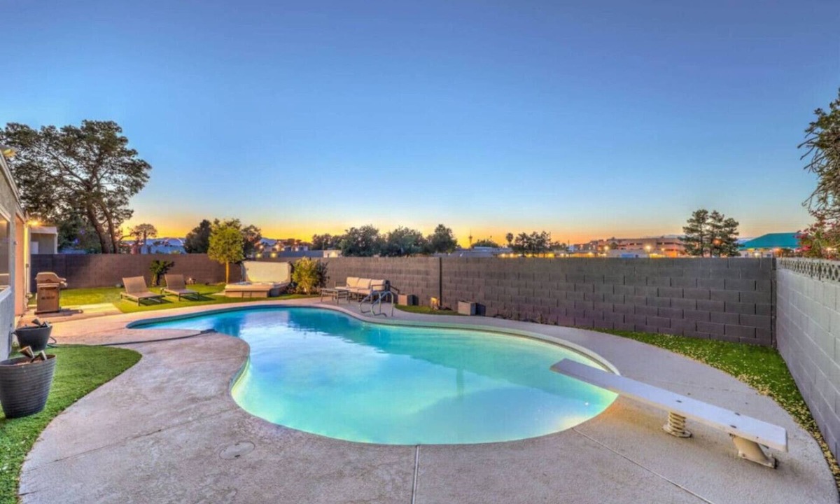 Paradise House | Irwin - Extended Stay with Pool, Jacuzzi, Kitchen