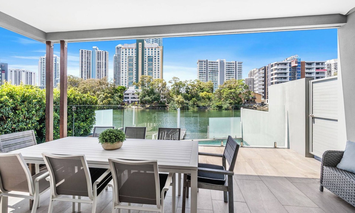 Surfers Paradise House | Island Getaway – Spacious Tri-Level Luxury in Surfers Paradise