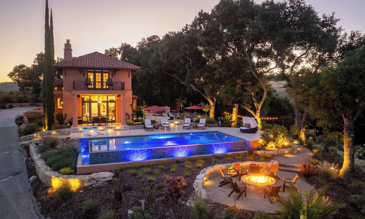 Paso Robles House | Italian Villa w/Spectacular Views, Infinity Pool, Hot Tub & Gourmet Kitchen.