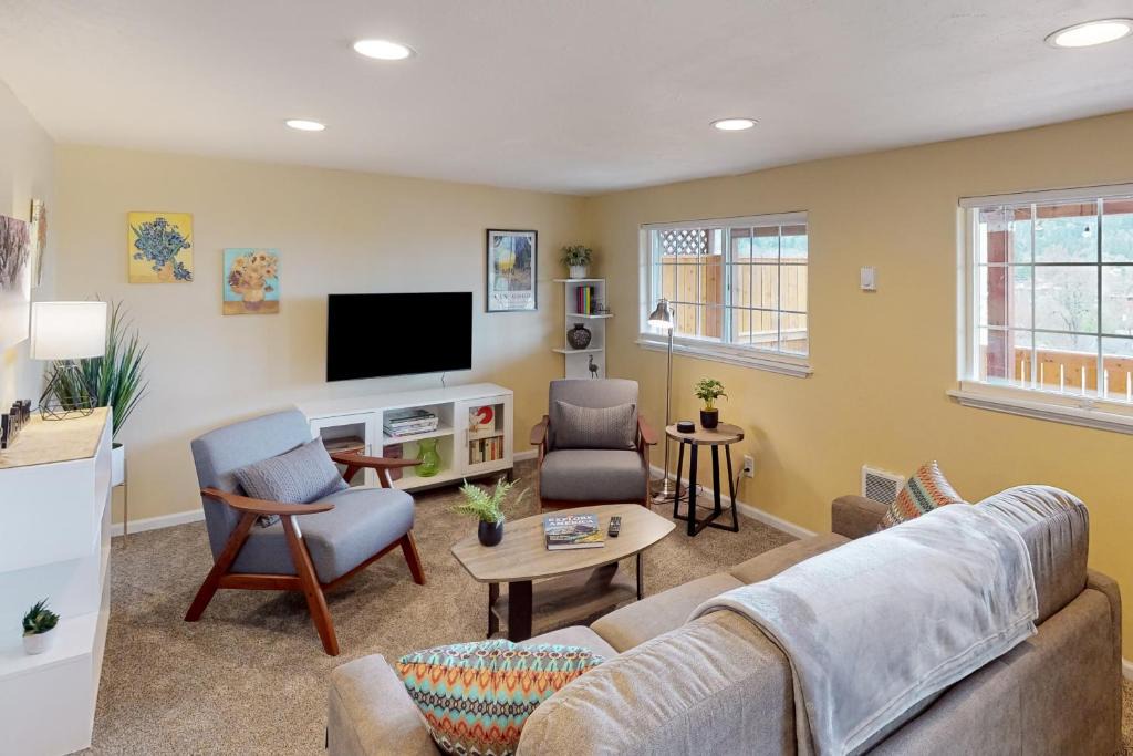Friendly House | Jefferson Joy