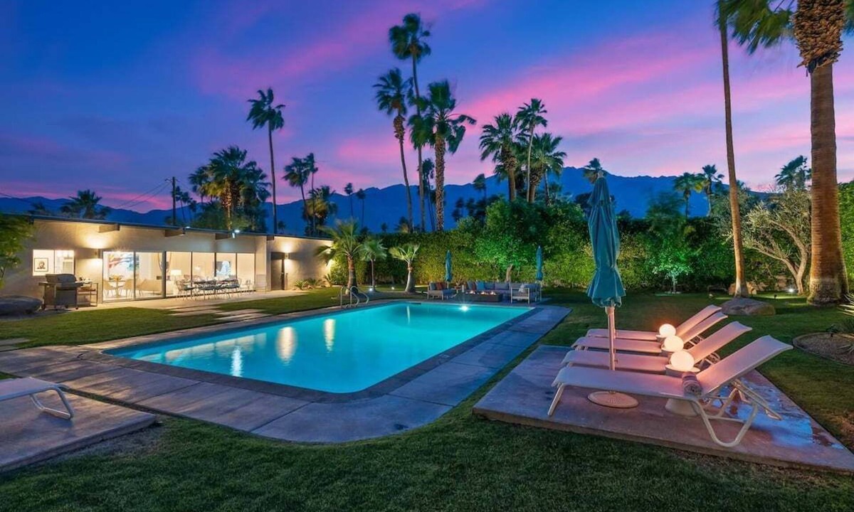 Sunmor House | Jewel of Palm Springs – Private Pool, Hot Tub, Huge Lawn & Mountain Views in Sunmor