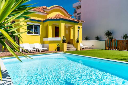 Costa de Caparica Hostel | Kali Vice Surf Villa