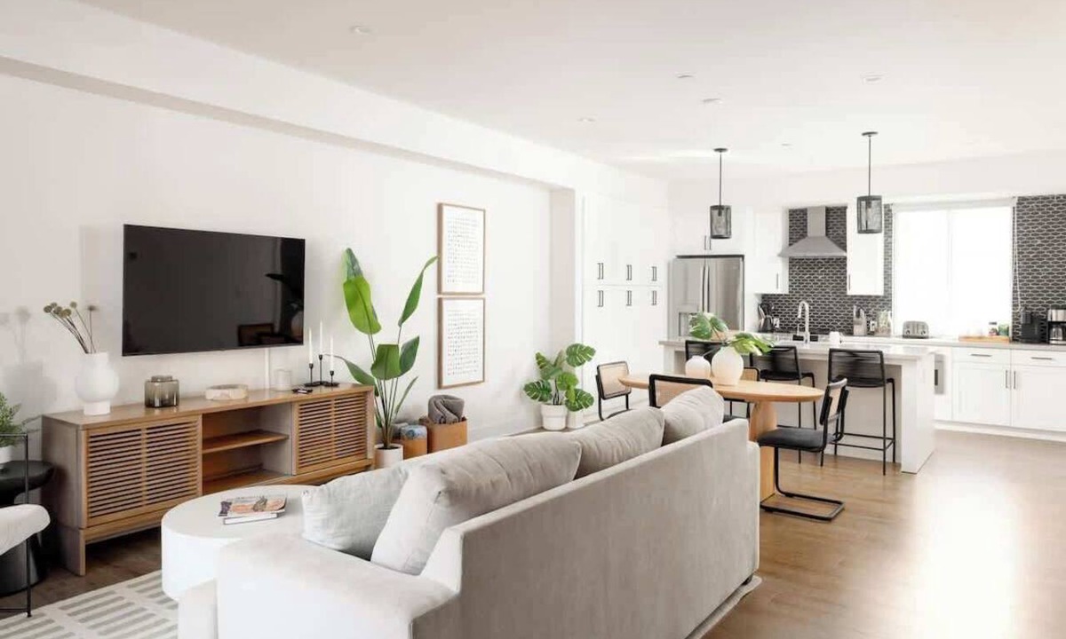 Golden Hill Condo | King Bed|Chef's Kitchen|2-Car Garage|1650 Sq Ft