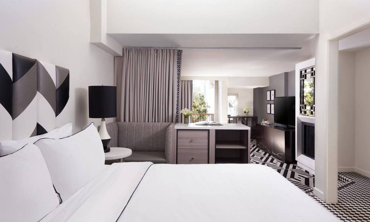 Norma Triangle Hotel | King Suite Top Floor Balcony near Sunset Strip l with Rooftop Pool Access