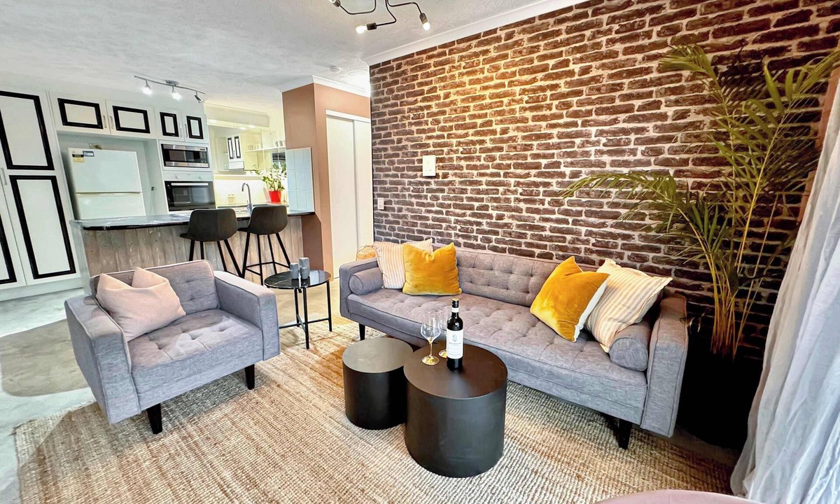 Burleigh Heads Apartment | Koala Park Apartment: Pool Parking & Beach Access