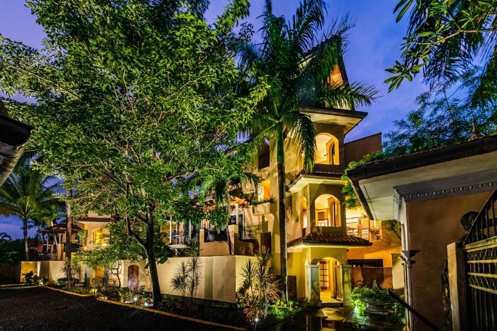 Playa Langosta Apartment | La Esquina (3 minutes from Beach, perfect for a family getaway)